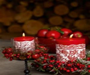 yapboz Noel mumlar yaktı ve kırmızı meyveler ile dekore